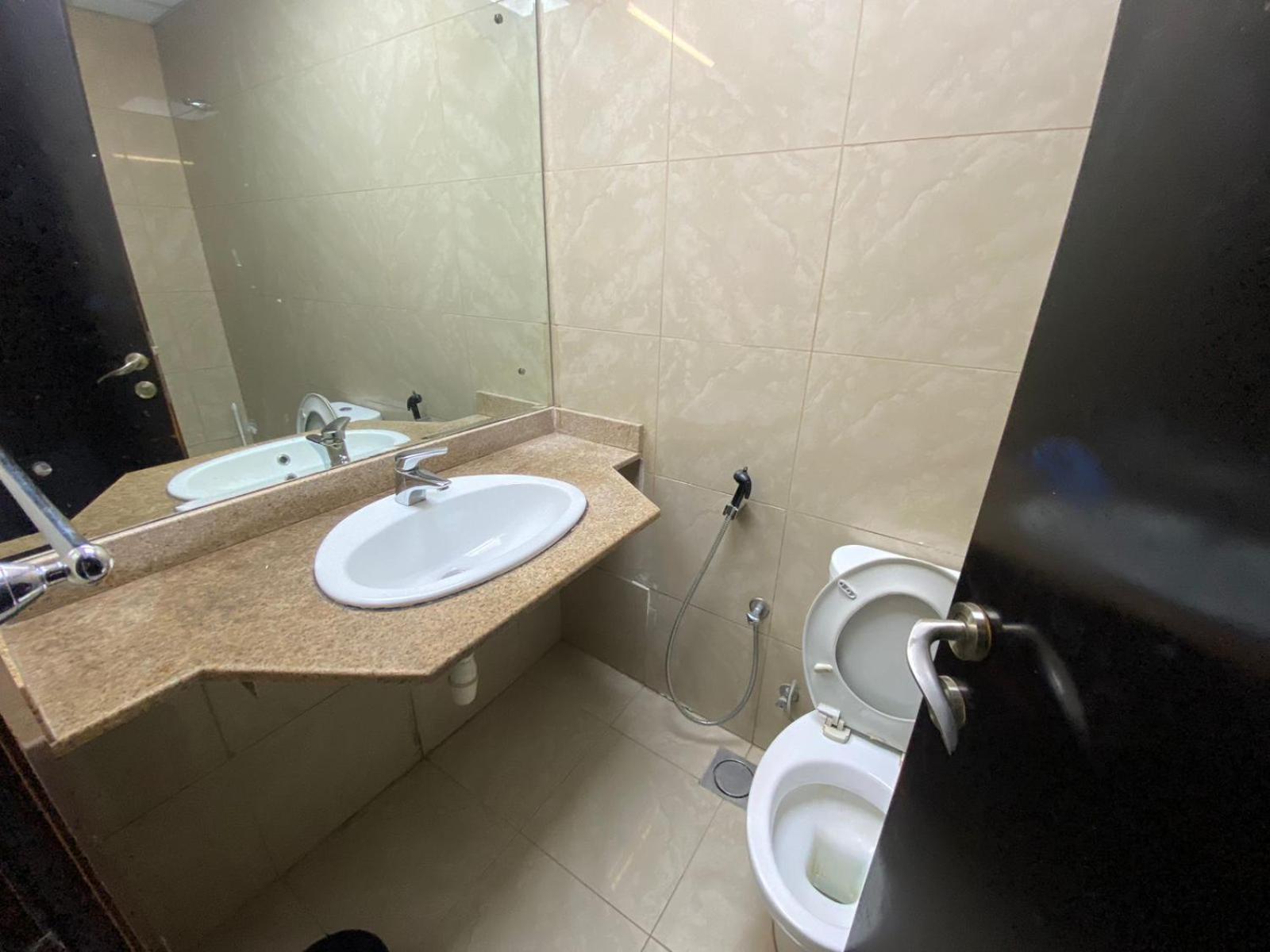 Budget Rooms With Private Bathroom For 'Girls' Only In Dubai, Marina ภายนอก รูปภาพ