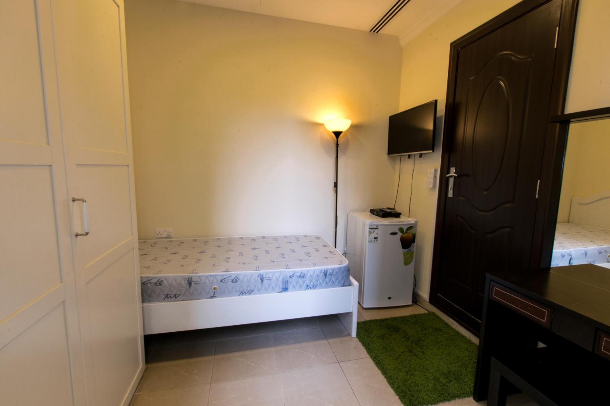 Budget Rooms With Private Bathroom For 'Girls' Only In Dubai, Marina ภายนอก รูปภาพ