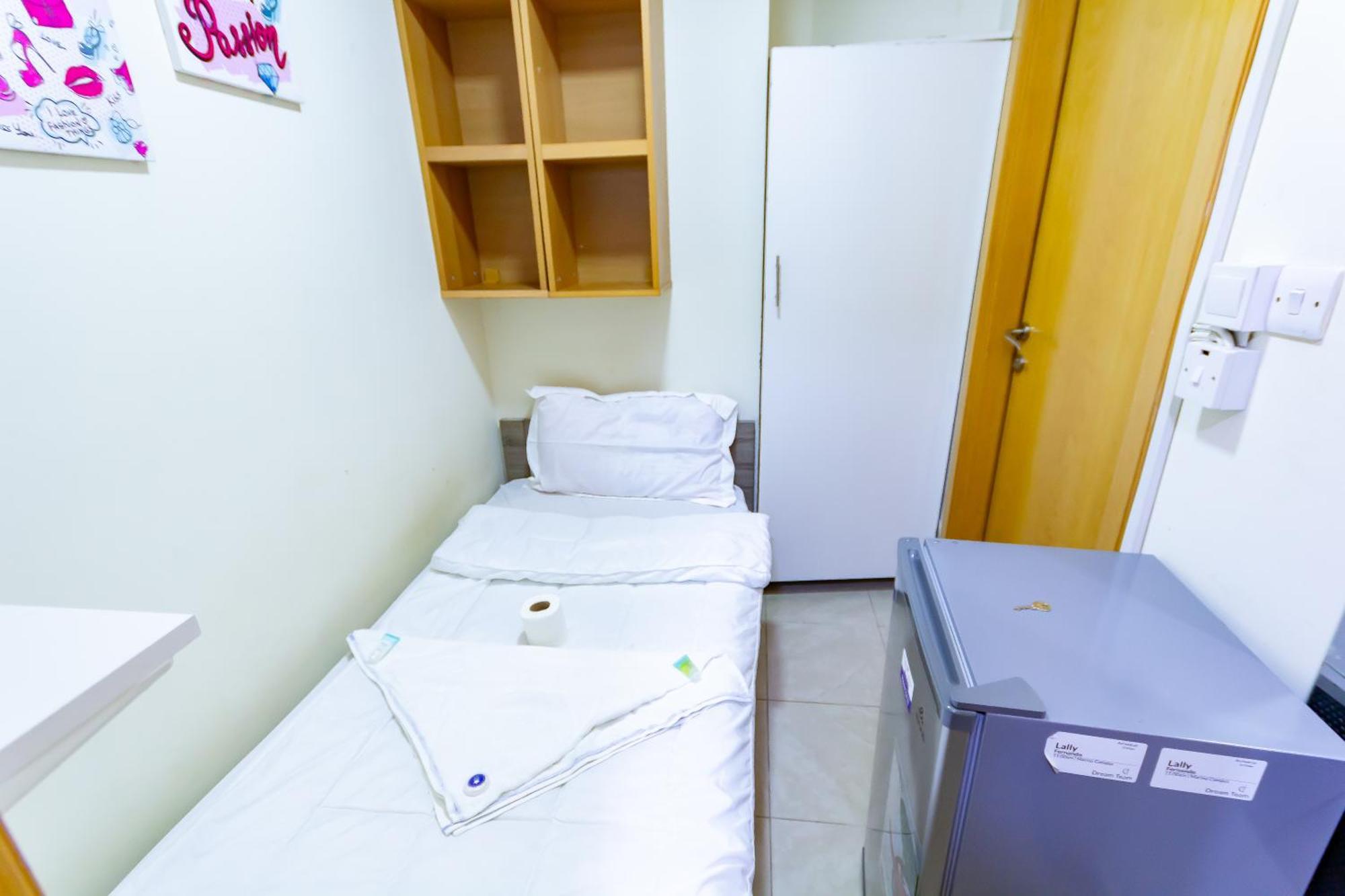 Budget Rooms With Private Bathroom For 'Girls' Only In Dubai, Marina ภายนอก รูปภาพ