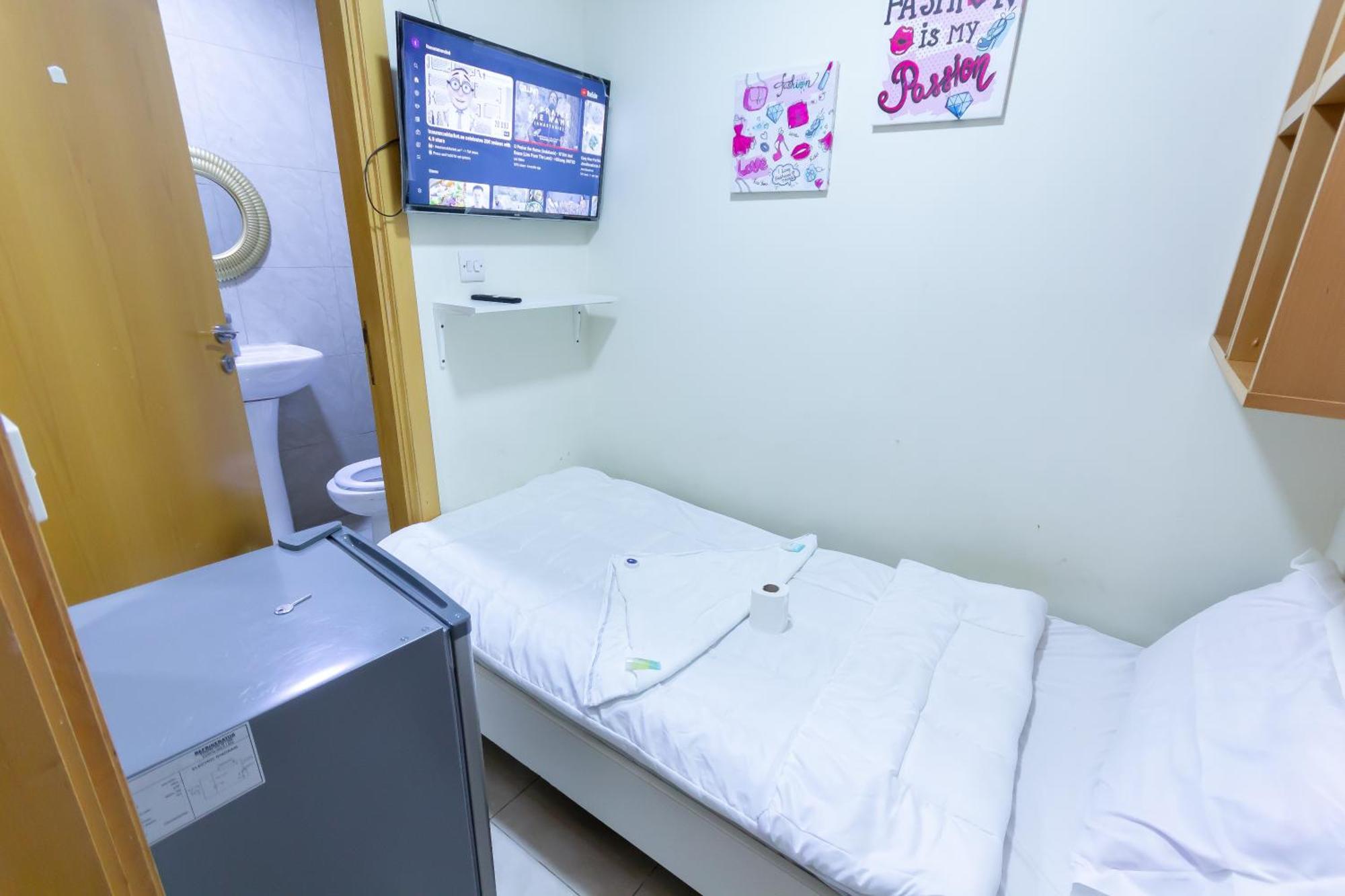 Budget Rooms With Private Bathroom For 'Girls' Only In Dubai, Marina ภายนอก รูปภาพ