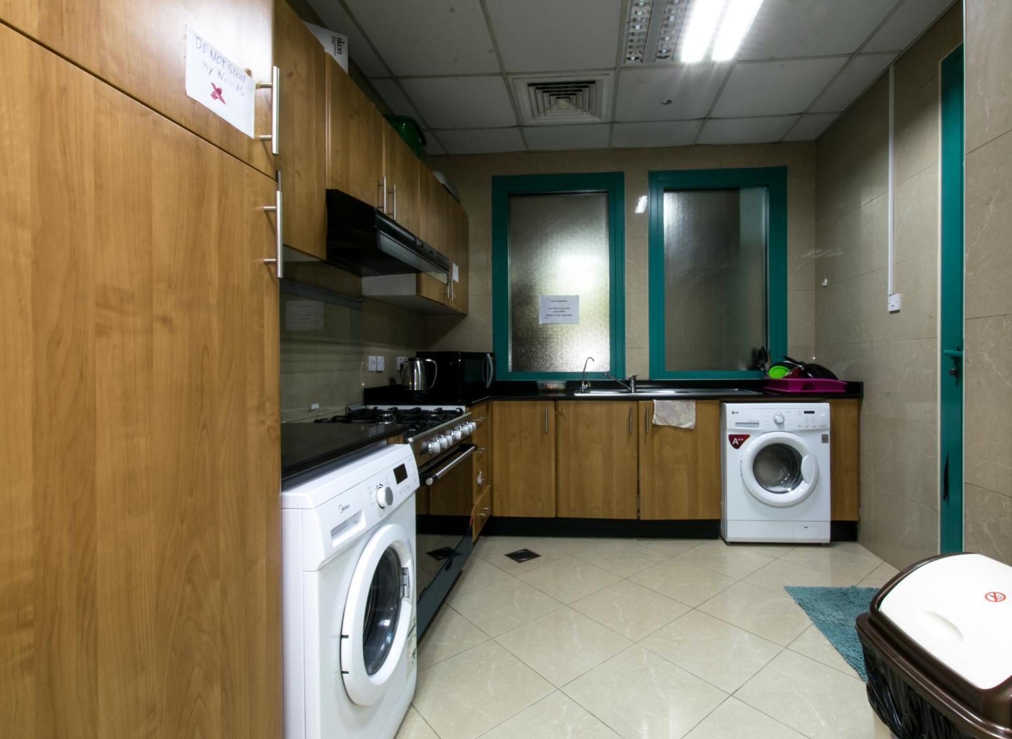 Budget Rooms With Private Bathroom For 'Girls' Only In Dubai, Marina ภายนอก รูปภาพ