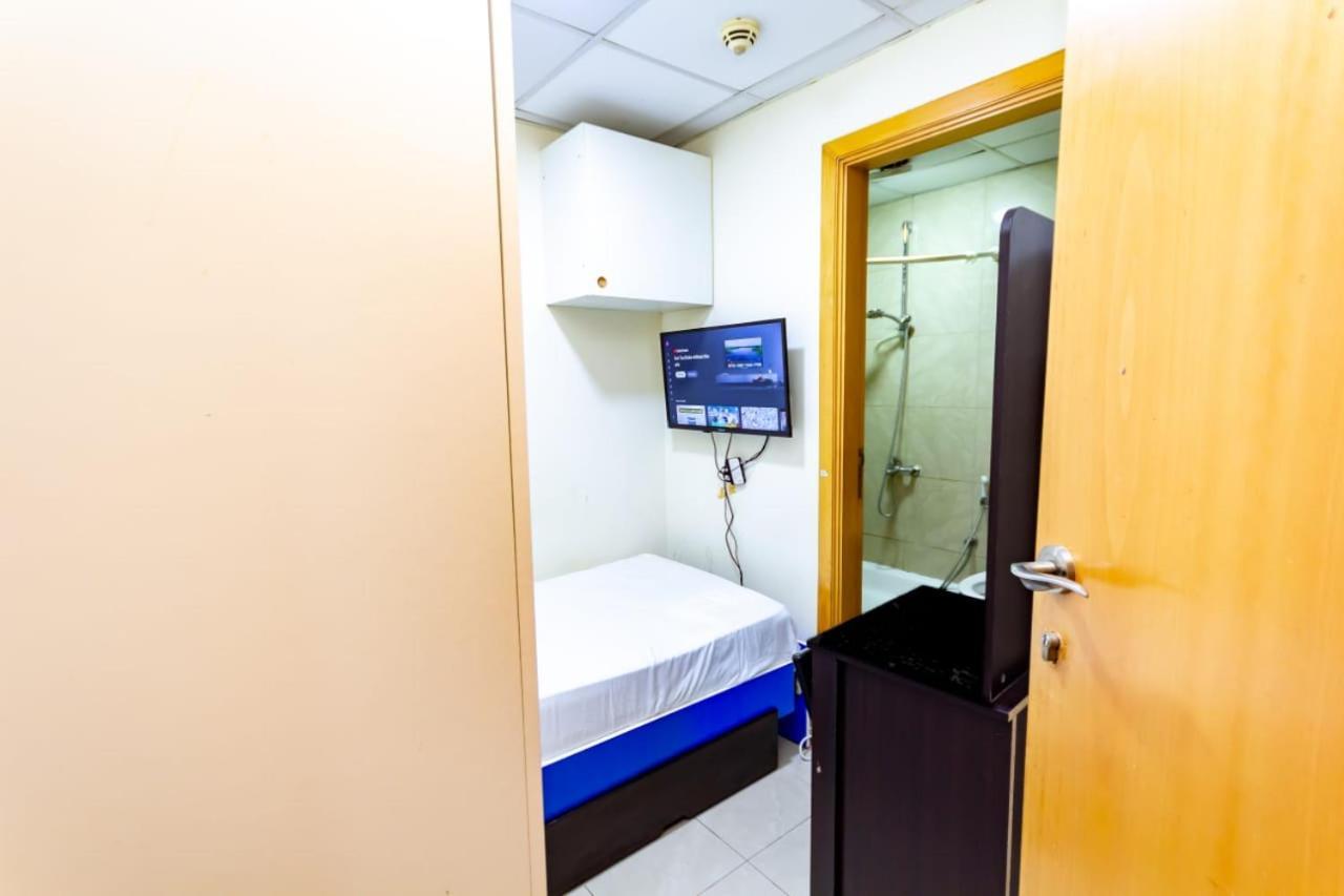 Budget Rooms With Private Bathroom For 'Girls' Only In Dubai, Marina ภายนอก รูปภาพ