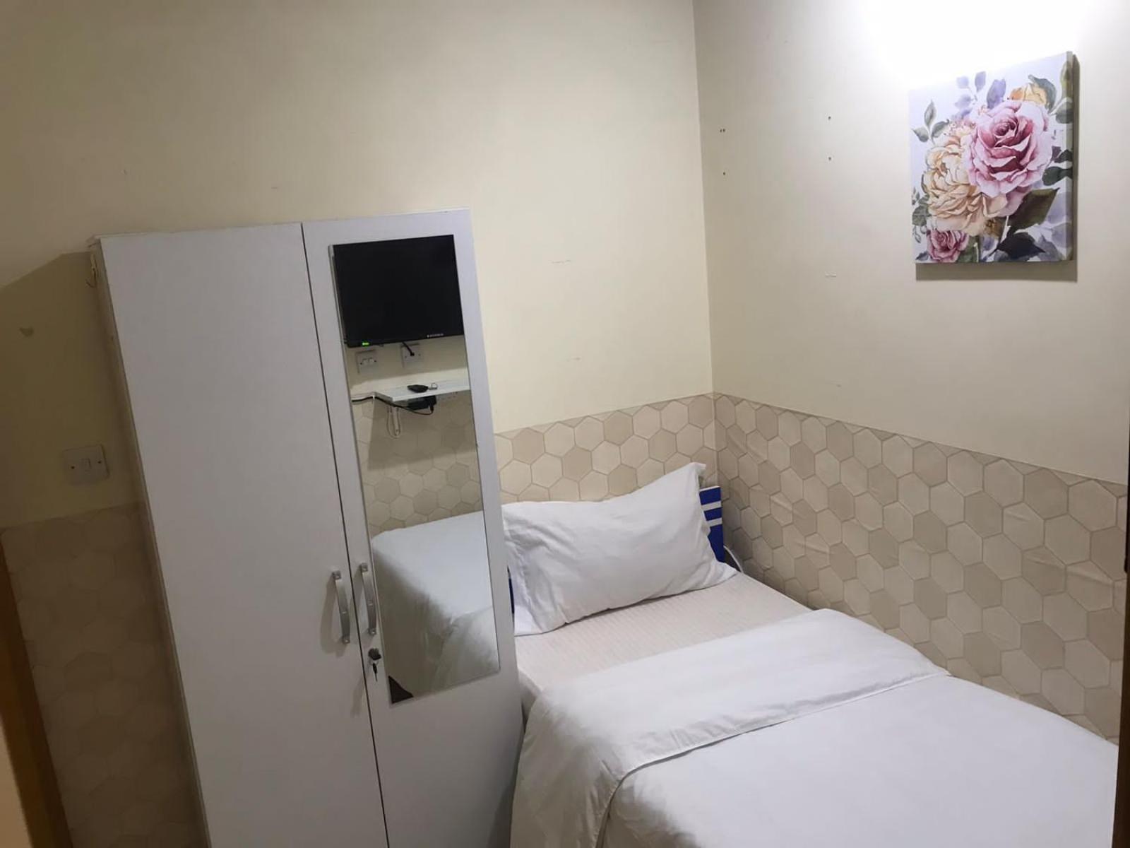 Budget Rooms With Private Bathroom For 'Girls' Only In Dubai, Marina ภายนอก รูปภาพ