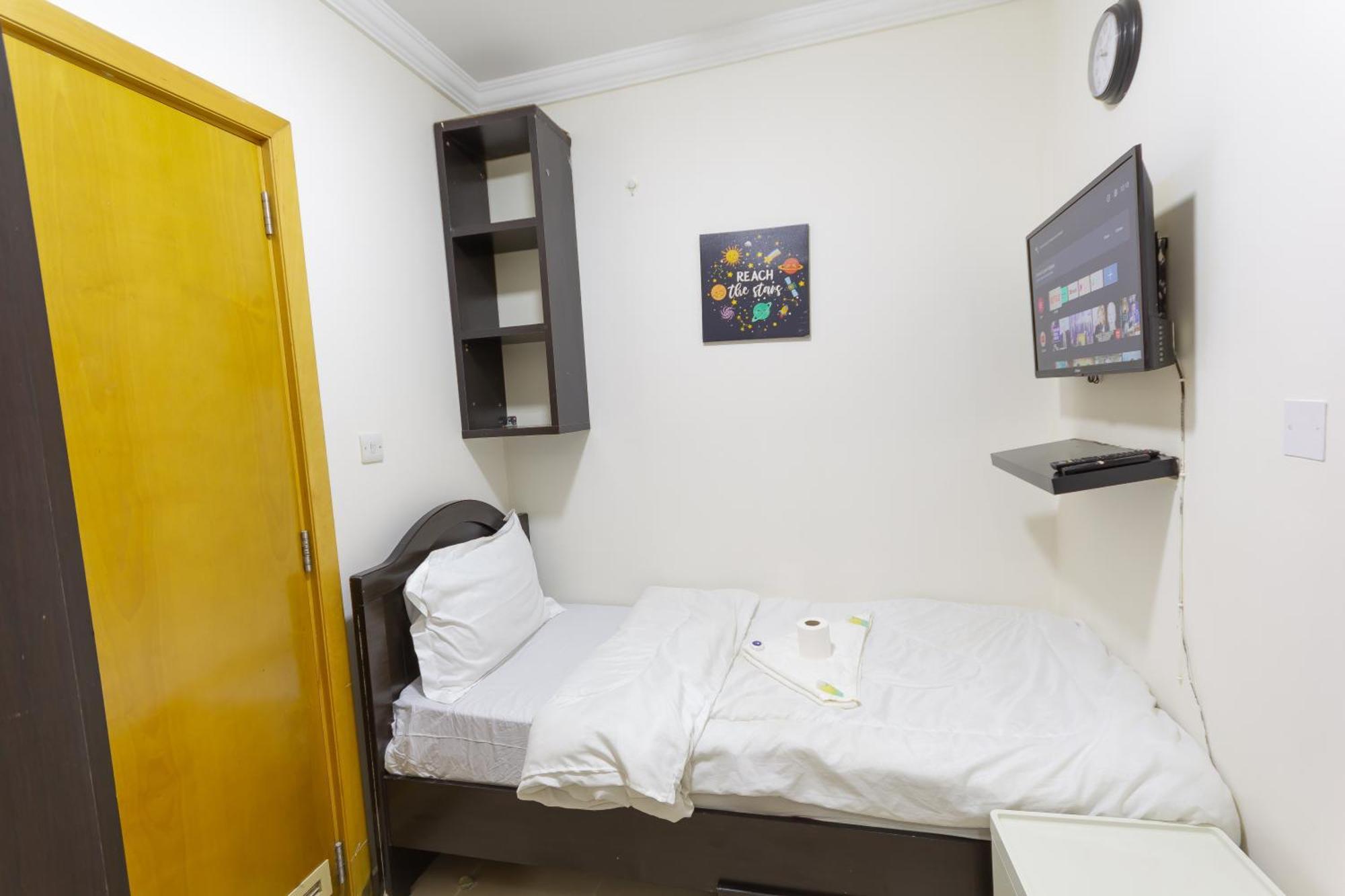 Budget Rooms With Private Bathroom For 'Girls' Only In Dubai, Marina ภายนอก รูปภาพ