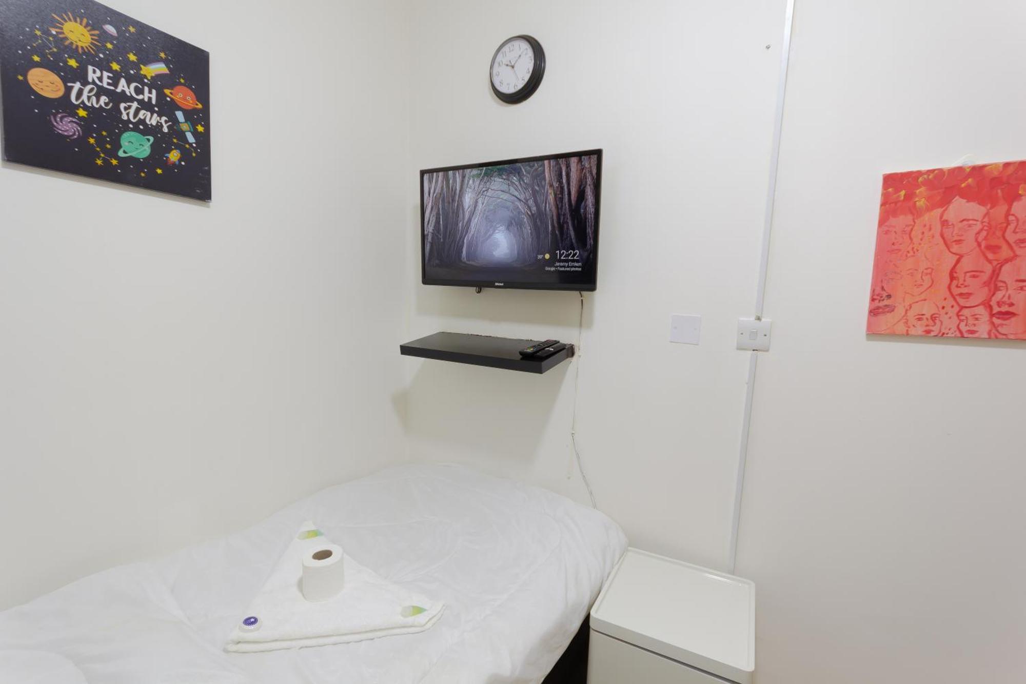 Budget Rooms With Private Bathroom For 'Girls' Only In Dubai, Marina ภายนอก รูปภาพ