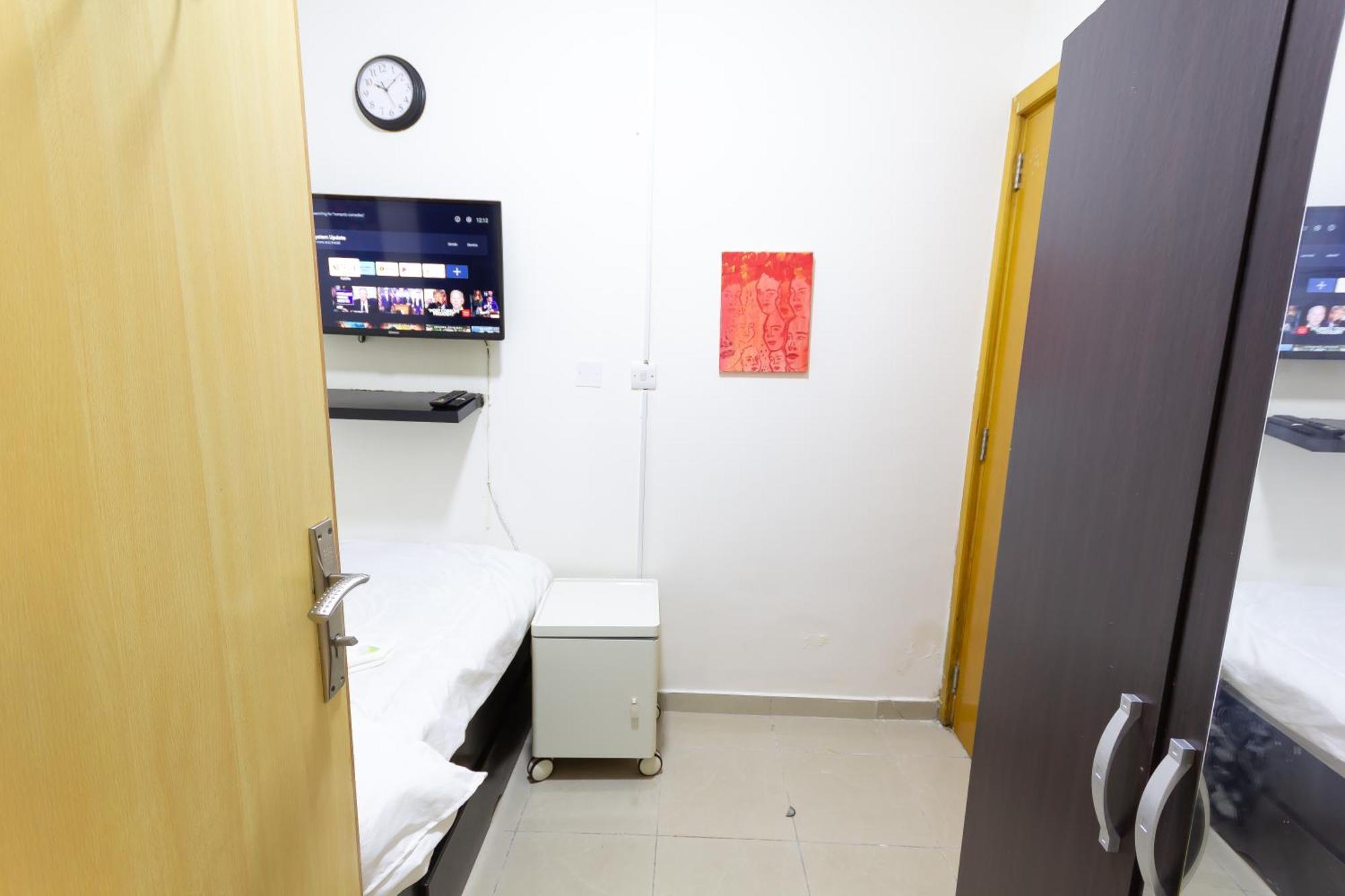 Budget Rooms With Private Bathroom For 'Girls' Only In Dubai, Marina ภายนอก รูปภาพ